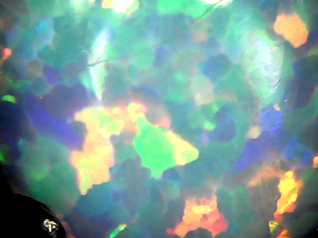 Close-up observation of a simulated opal